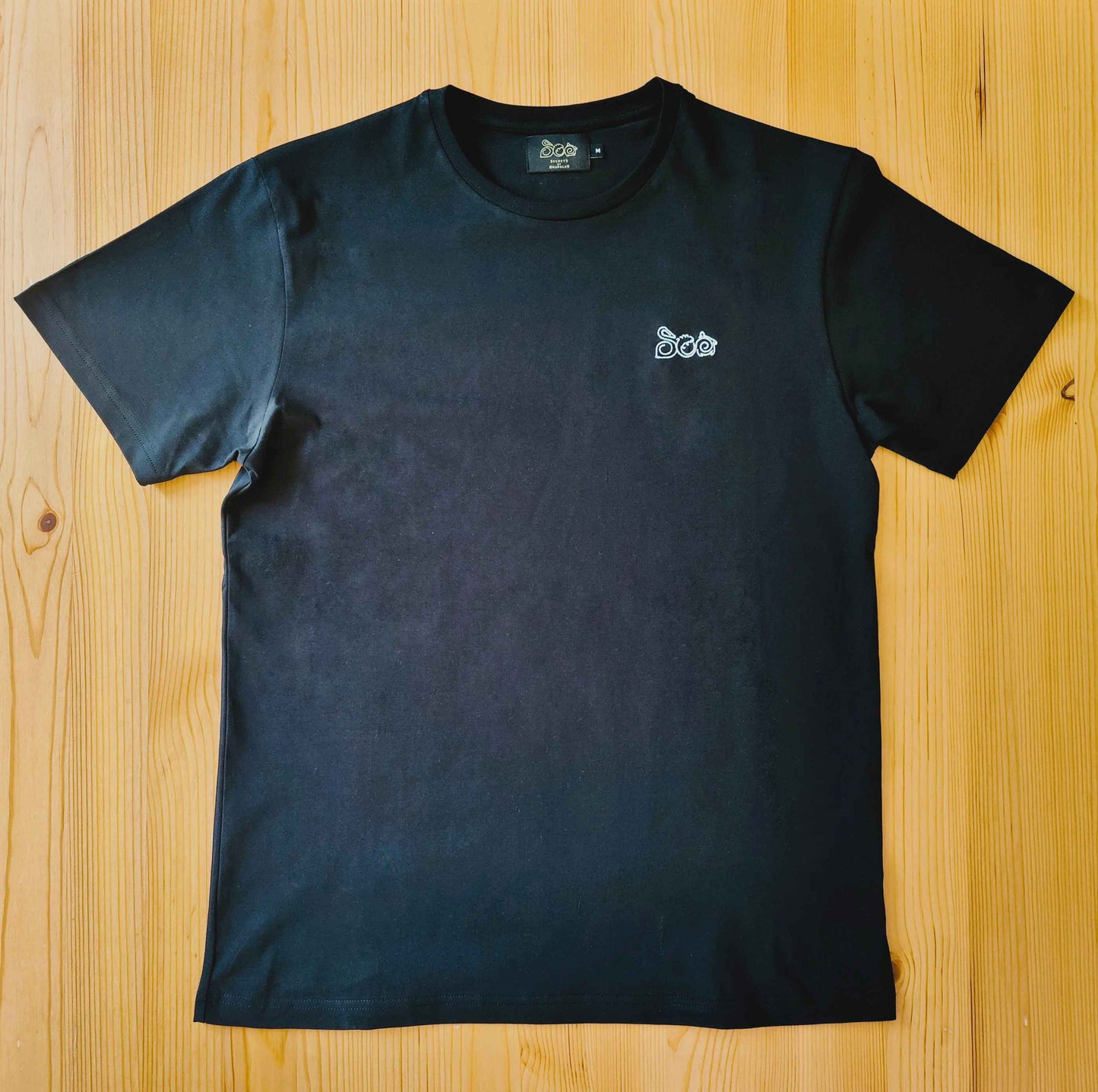 T-Shirt en coton bio | Broderie | Noir | Unisexe | Secrets de Ouanalao