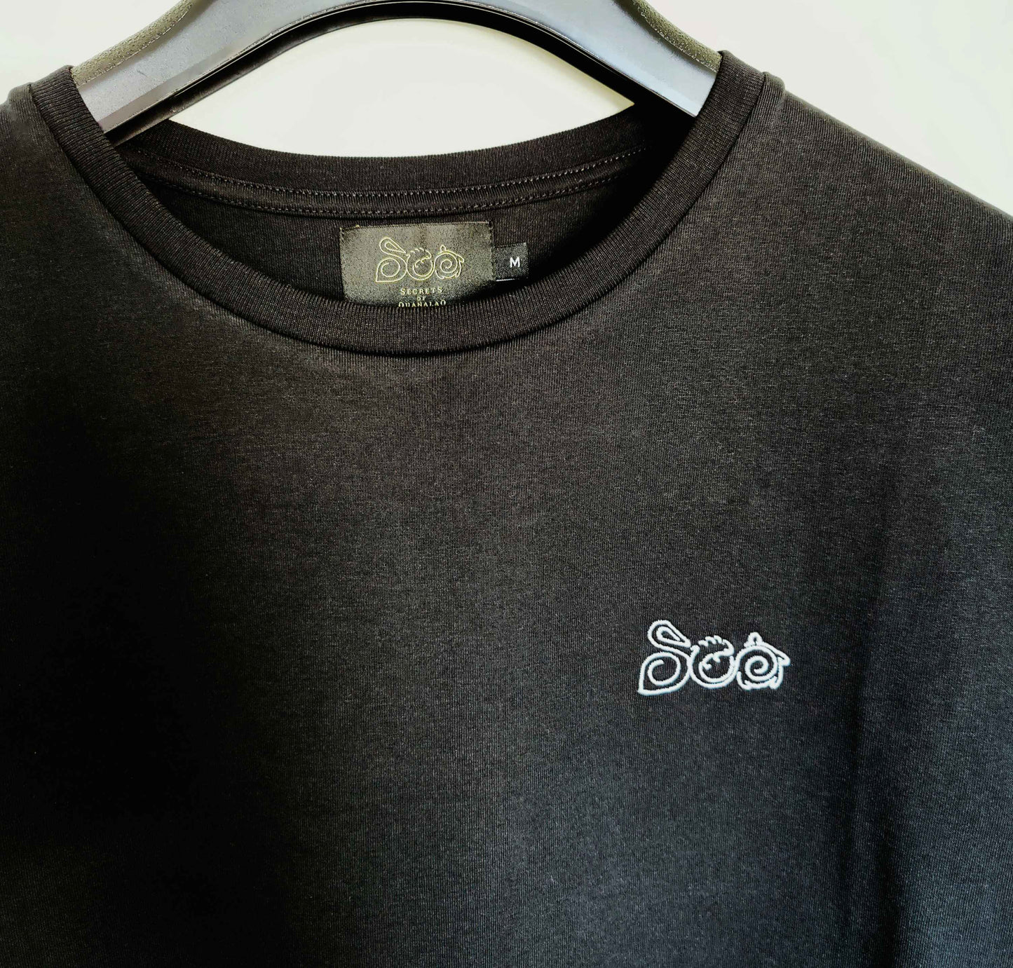 T-Shirt en coton bio | Broderie | Noir | Unisexe | Secrets de Ouanalao