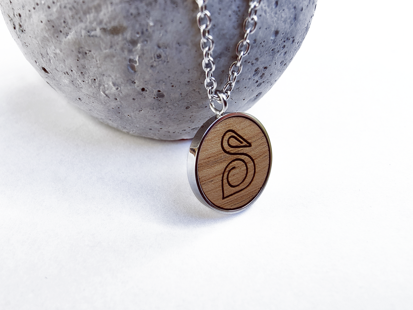 Nut wood pelican pendant necklace with stainless steel chain. All our eco-friendly necklaces are delivered in FSC certified jewelry boxes with sustainable foam.