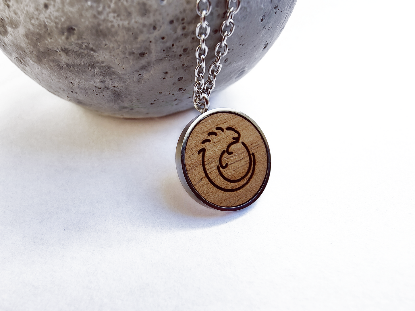 Nut wood iguana pendant necklace with stainless steel chain. All our eco-friendly necklaces are delivered in FSC certified jewelry boxes with sustainable foam.
